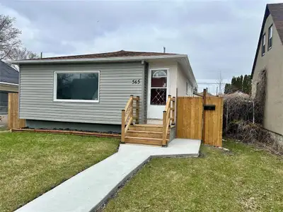 3B//Winnipeg/OPEN HOUSE SAT MAY 7 12 - This is a rare find- Home is bright, beautifully maintained b...