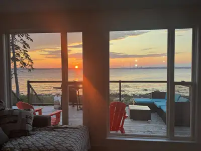 Looking for your perfect seaside escape? This beautiful oceanfront retreat offers the best of both w...
