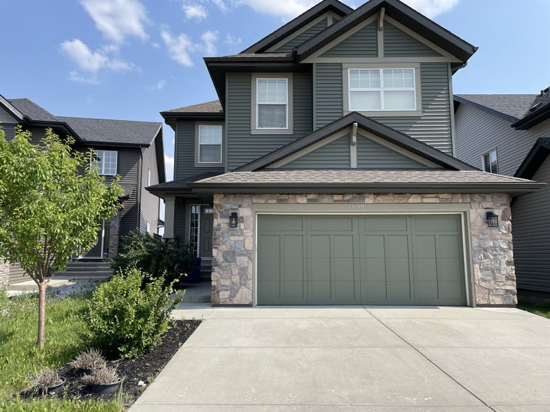 Stunning 3 Bedroom R 2.5 Bath Single House in Walker Long Term