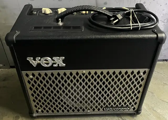 Vox VT15 - Valvetronix 15 Watt Combo Amp in Amps & Pedals in Mississauga / Peel Region - Image 2