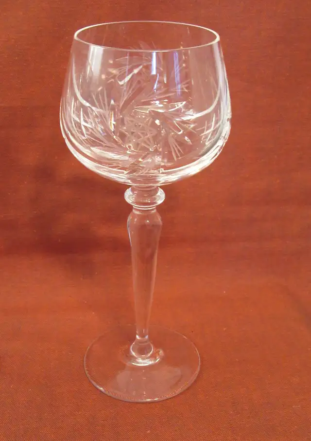Set of 6 Vintage Pattern Pinwheel & Fan Cut-Crystal Wine Goblets in Kitchen & Dining Wares in City of Montréal - Image 4