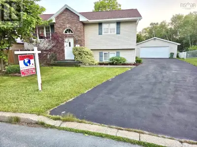 Located in the popular LANCASTER RIDGE area, only minutes from downtown, this lovely extended entryw...