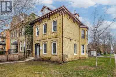 This one bedroom unit is gem! It's located in the historic Woodfield area of London Ontario.Walking...