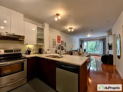 Lumineux et moderne grand condo 3 1/2 (687 pc) avec stationnement intérieur (55 000 $) et grand loca...