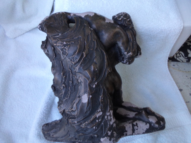 vintage collectable statuette 10"high 6 inches across heavy - in Arts & Collectibles in Winnipeg - Image 2