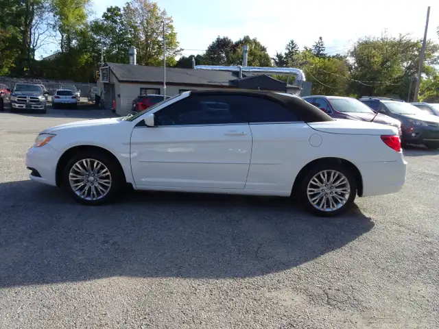2013 Chrysler 200 Touring in Cars & Trucks in City of Toronto - Image 4