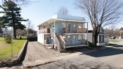 Quadruplex idéalement situé à Victoriaville, à proximité du centre-ville et de ses commodités. L'imm...