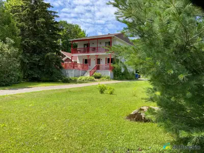 Possibilité de 4 duplex (8 portes) ou, présentement, maison 2 logements ou bi-génération avec très g...
