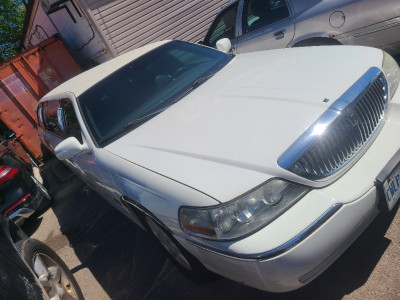 2005 lincoln town car limo