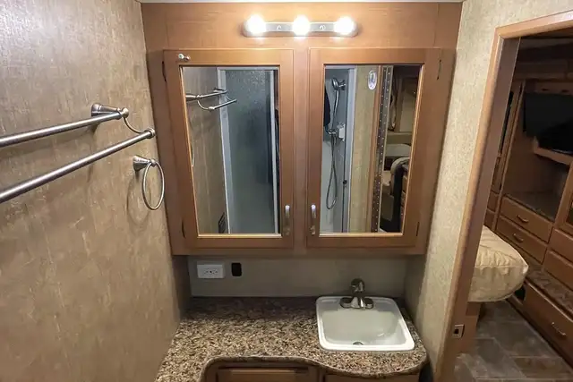 2015 Thor Chateau 33SW - Pre-Owned Super C Motorhome.  in RVs & Motorhomes in Red Deer - Image 34