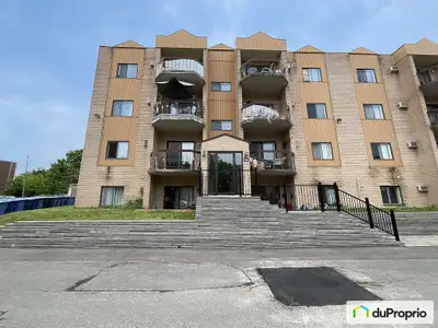 Charmant condo au rez-de-chaussée avec balcon privé Découvrez ce magnifique condo situé au rez-de-ch...