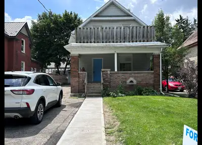 Cute 1 Bedroom Apartment Close to Downtown Kitchener!  (Upper)