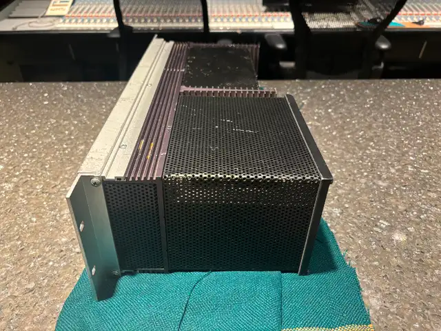 Vintage Crown D150A Stereo Power Amplifier in Stereo Systems & Home Theatre in Mississauga / Peel Region - Image 4