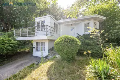 ARI Properties is proud to welcome you to Crichton Avenue! A bright, modern, and fully renovated 3 b...