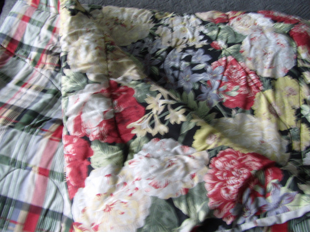 Vintage look – Cannon Reversible Db Bed Comforter w. 2 Shams in Bedding in Dartmouth - Image 3