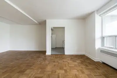 one bedroom, Avenue and Oriole Parkway - ID 4026, View more