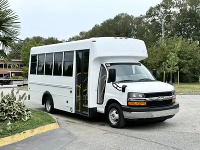 2015 Chevrolet Express 4500 13 Passengers including driver WheelChair Lift rated for 800 LBS / 363 K...
