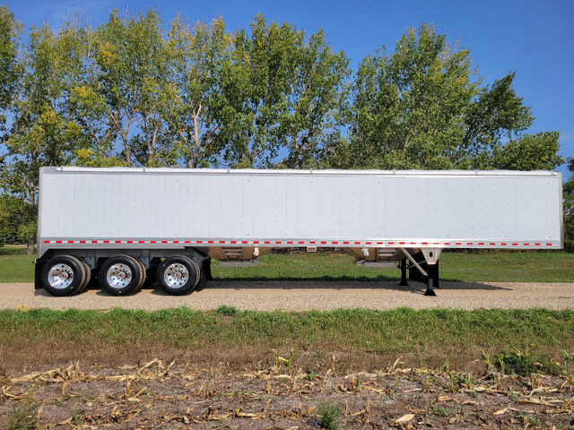New Berg 2025 Aluminum 2 Hopper Tridem Grain Trailer in Heavy Trucks in Red Deer