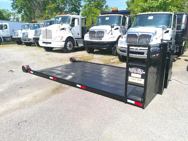 2016 Peterbilt 330 in Heavy Trucks in Hamilton - Image 13
