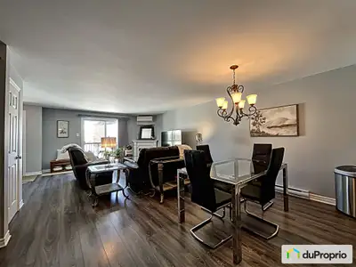 Magnifique condo situé au 1er étage dans un secteur paisible. Cet espace de vie lumineux de 1 055 pi...