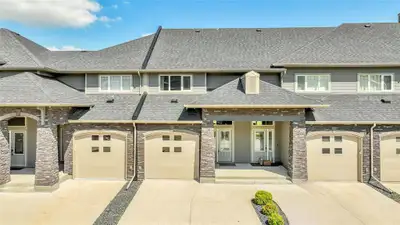 1R//Winnipeg/OH July 11 2-4PM, 12 1-3 PM. Discover this stunning townhouse condo, perfectly situated...