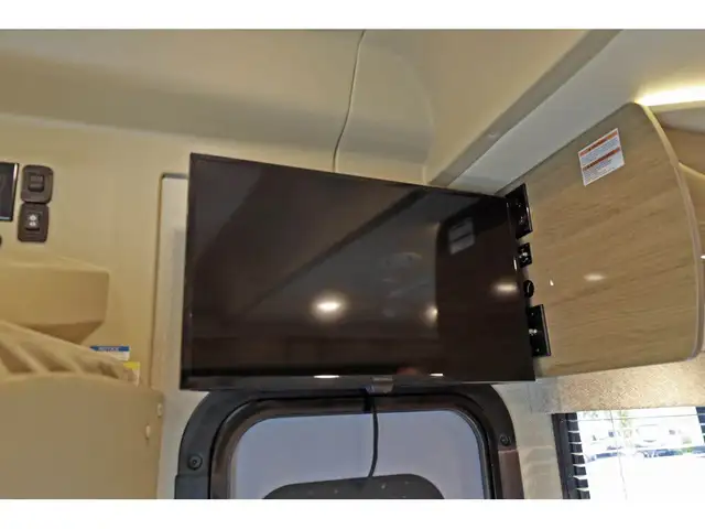 2020 Entegra Coach Qwest 24L 1 extension mercedes turbo diesel S in RVs & Motorhomes in Laval / North Shore - Image 14