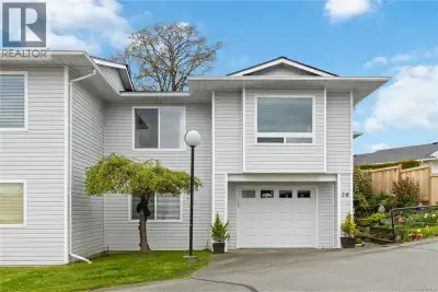 New Price Quick Possession Possible. Spacious End Unit 2 Bed + Den Townhome in desirable Oak Glen Es...