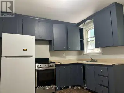 ******** WATER, HEAT AND PARKING INCLUDED ********** This beautifully renovated and exceptionally sp...