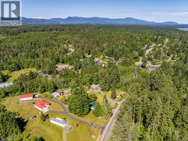 4399 Island Hwy S Courtenay, British Columbia in Houses for Sale in Comox / Courtenay / Cumberland - Image 7