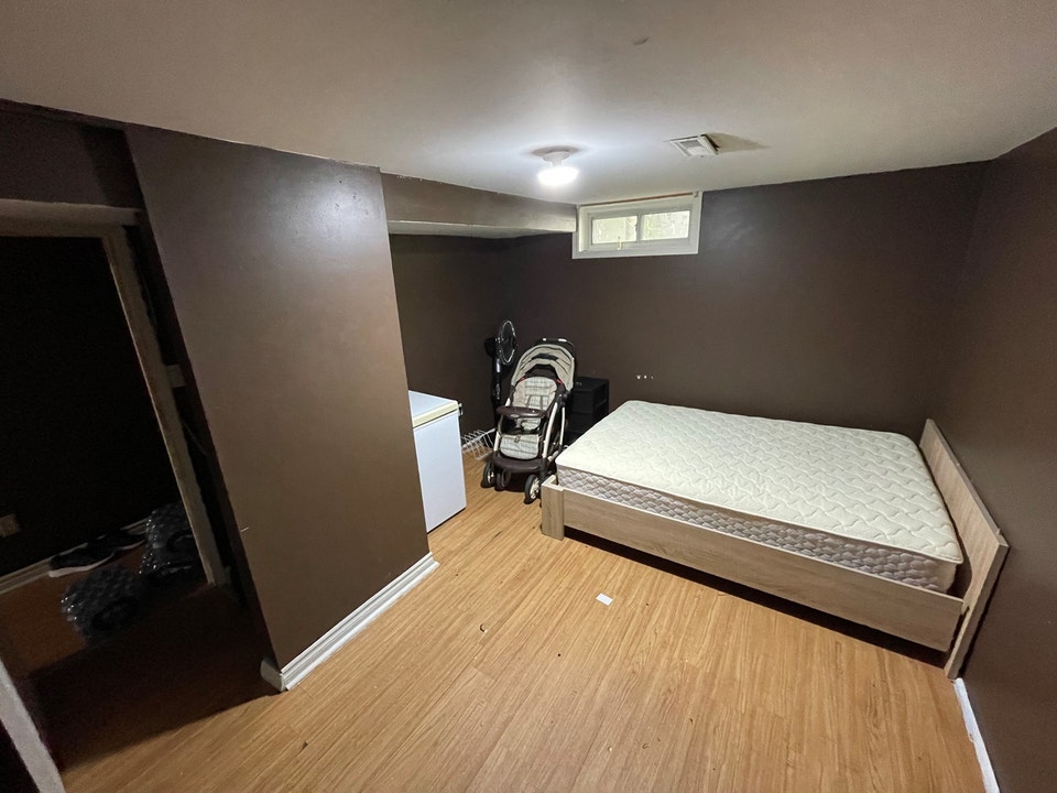 Spacious Student Bedroom Available on Hazel St! (Room 4) 2
