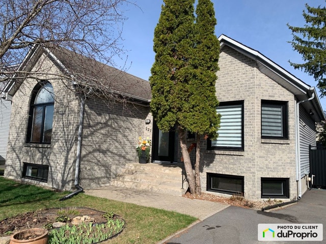 $659,900 - Bungalow for sale in Ste-Therese — photo 1