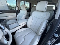 Odometer is 2786 kilometers below market average! Abyss Black Pearl 4D Sport Utility V6 8-Speed Auto... (image 7)