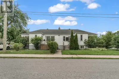 Situated on a Quiet Dead end Street, this charming 2+2 beds, 2 bath Semi-detached bungalow offers a...