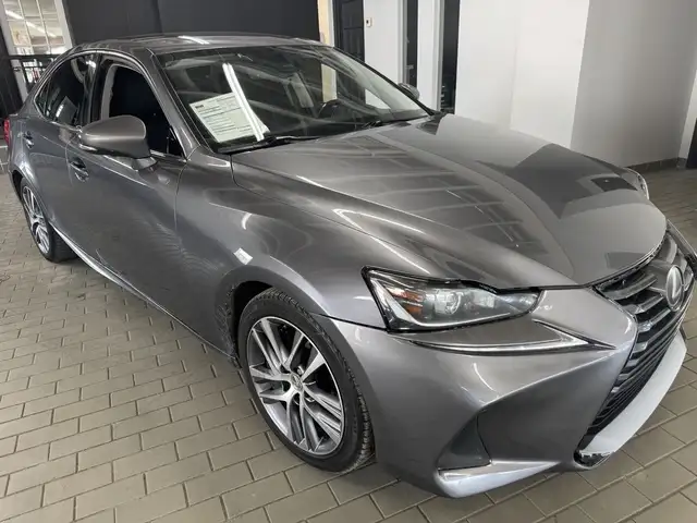 2017 Lexus IS 300 4dr Sdn AWD in Cars & Trucks in Longueuil / South Shore - Image 8