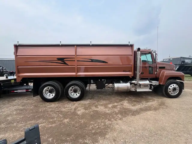 60860 Mack Pinnacle 64R grain truck in Heavy Trucks in Regina - Image 5