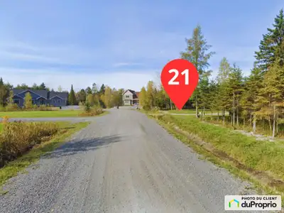 Vivez l'harmonie parfaite entre nature et urbanité ! Découvrez notre dernier terrain disponible : Su...