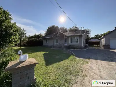 Paisible secteur accueillant cette maison de campagne avec vue sur les lacs. À quelques minutes des...