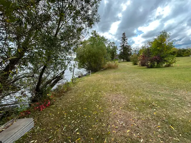 LAKEFRONT LOT IN THE TOWN OF LAC DU BONNET!!!63295998492675122