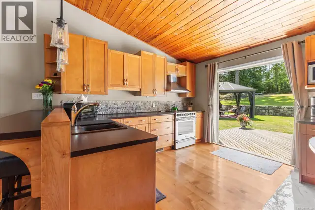 777 Salsbury Rd Courtenay, British Columbia in Houses for Sale in Comox / Courtenay / Cumberland - Image 10