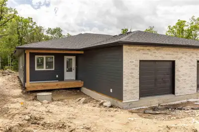 R16//Kleefeld/Enjoy the comfort and convenience of one-level living in this brand-new 1,320 SF bunga...