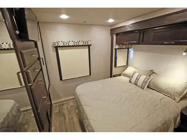 2022 Jayco Greyhawk 29MV Classe C VR/RV Crics Hydrauliques + Sol in RVs & Motorhomes in Laval / North Shore - Image 18