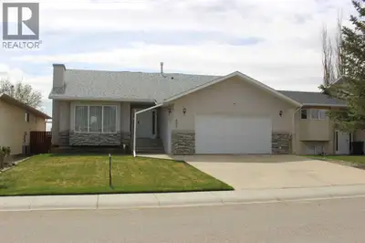 This one owner 1294 sq ft raised bungalow features a sprawling and open main floor with sky high vau...