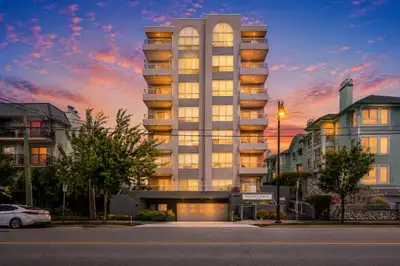 **HUGE CORNER UNIT*** This 2 bedroom, 2 bathroom home is over 1150 sq ft and located on the 6th floo...