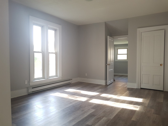 Cute as a button ~ 1 bedroom upper suite ~ $1195 in Long Term Rentals in Sarnia - Image 2