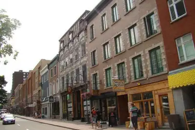 418-655-8281 À voir au 784 rue St-Jean appartement #1, très beau 3 1/2, situé dans un immeuble tranq...