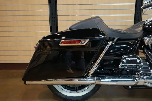 2018 Harley-Davidson FLHR - Road King in Sport Touring in Medicine Hat - Image 4