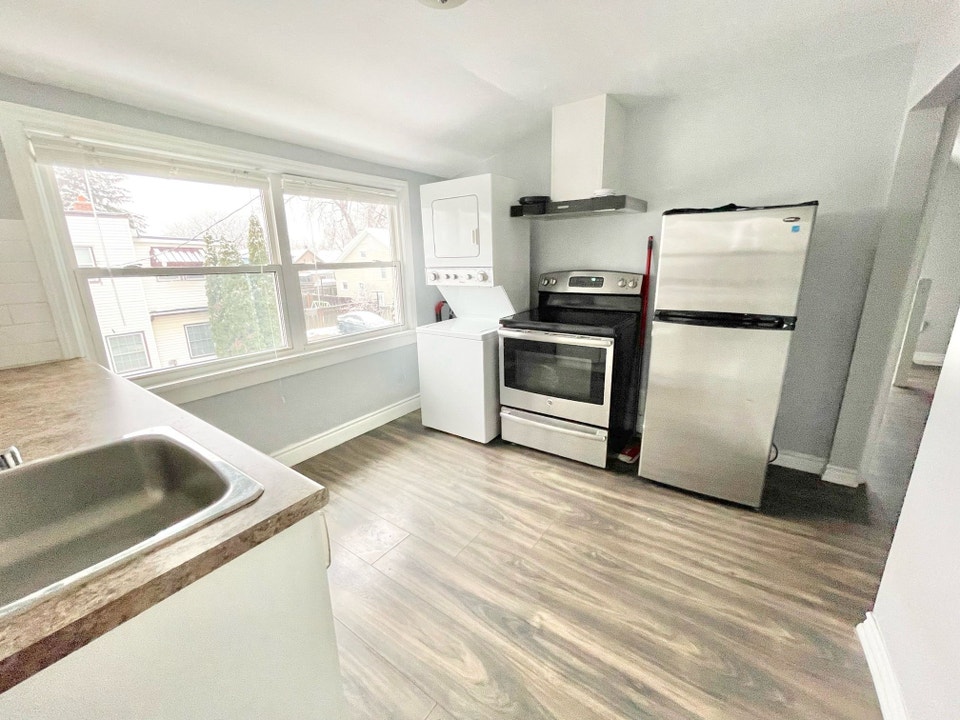 23 St. Patrick St, St. Catharines - 1 Bedroom Upper Unit 5