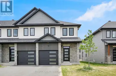 Bright & Spacious End Unit home In A Desirable Neighborhood in Carleton Place! Open Concept Layout A...