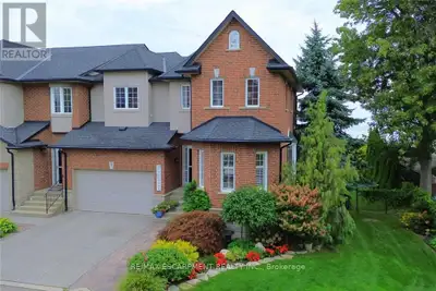 Step inside this beautiful two-storey Stoney Creek lakeside townhome and feel instantly at home. A s...