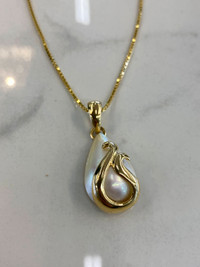 18K Gold & Pear Shaped Cultured Freshwater Pearl Pendant